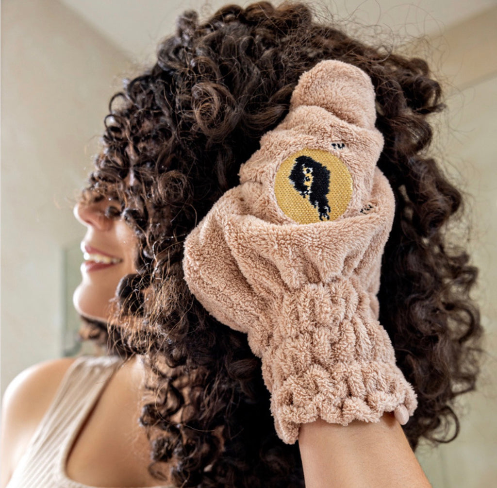 Bounce Curl Hair Drying Mittens - Model - Blush